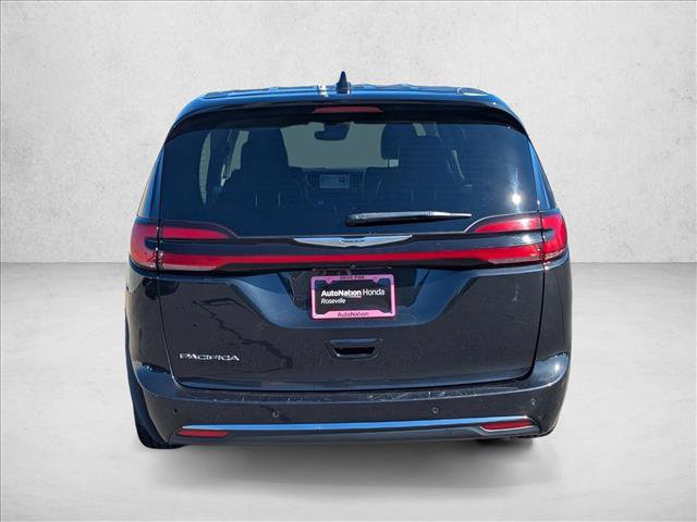 Used 2023 Chrysler Pacifica Touring-L image 7