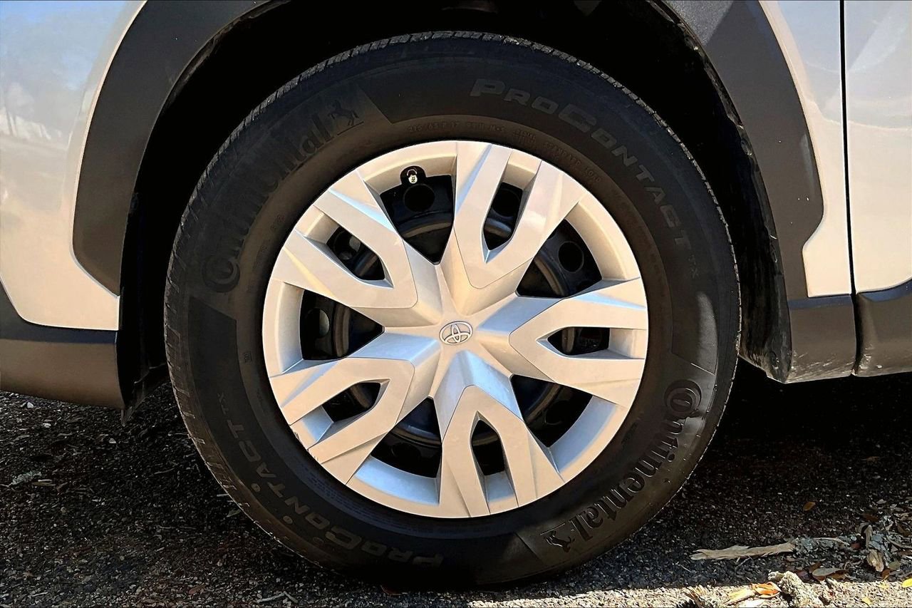 Used 2023 Toyota Corolla Cross L image 34