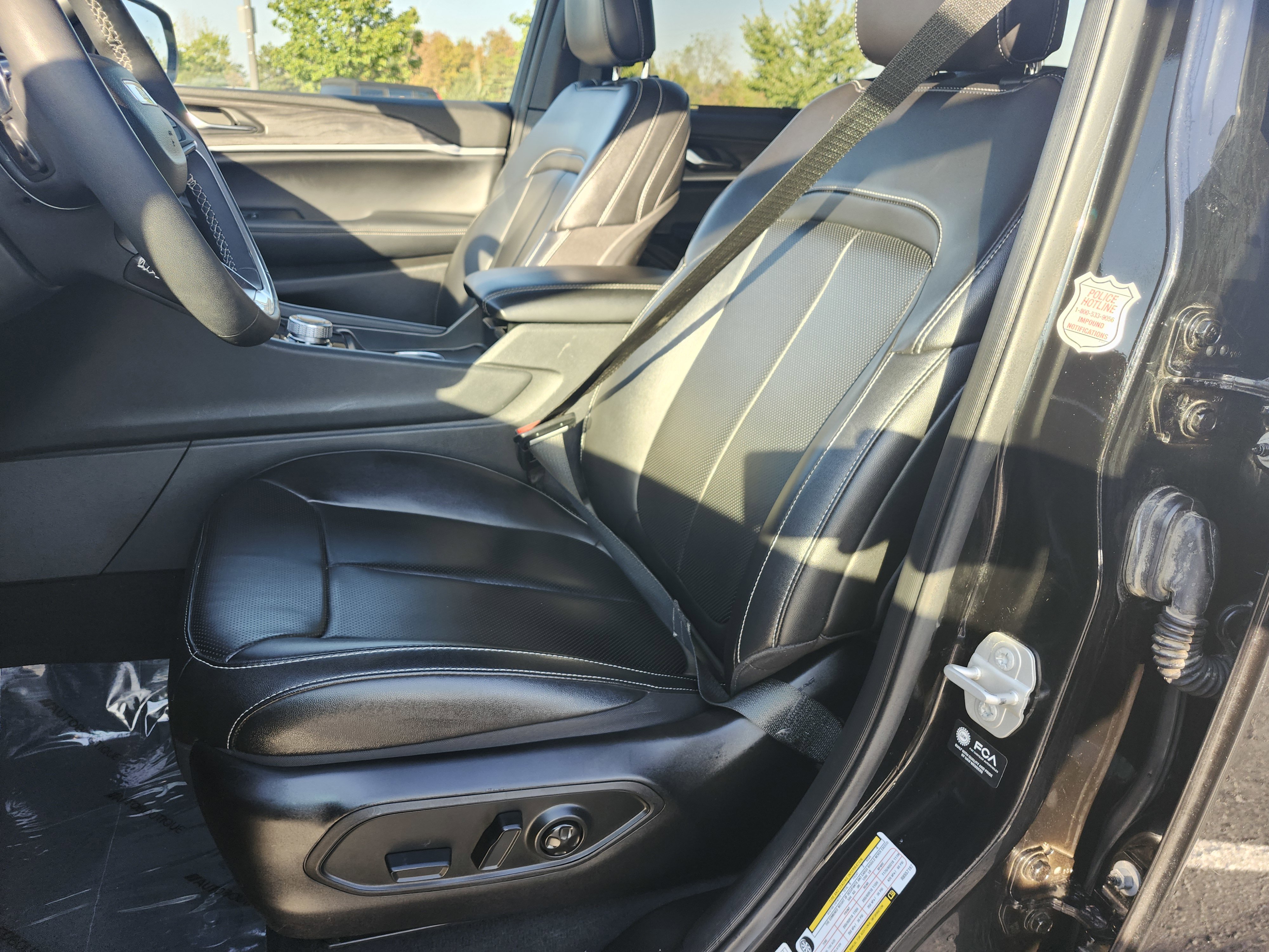 Used 2024 Jeep Grand Cherokee L Limited w/ Luxury Tech Group II image 17