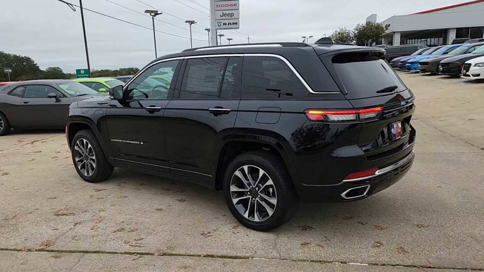 Used 2024 Jeep Grand Cherokee Overland w/ Advanced Protech Group III image 6