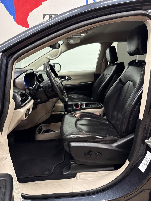 Used 2020 Chrysler Pacifica Touring-L image 35