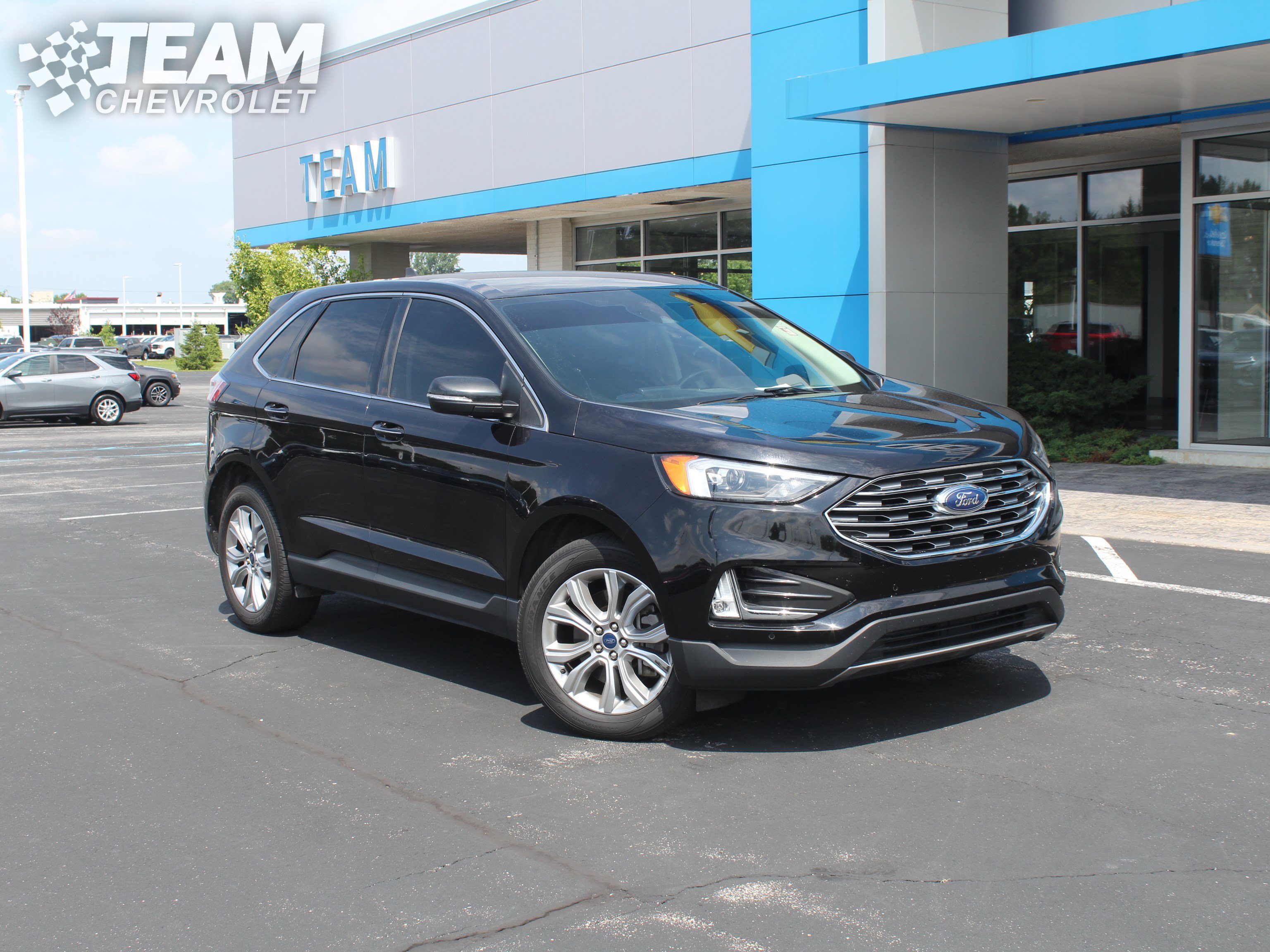 Used 2022 Ford Edge Titanium AWD/4WD image 2