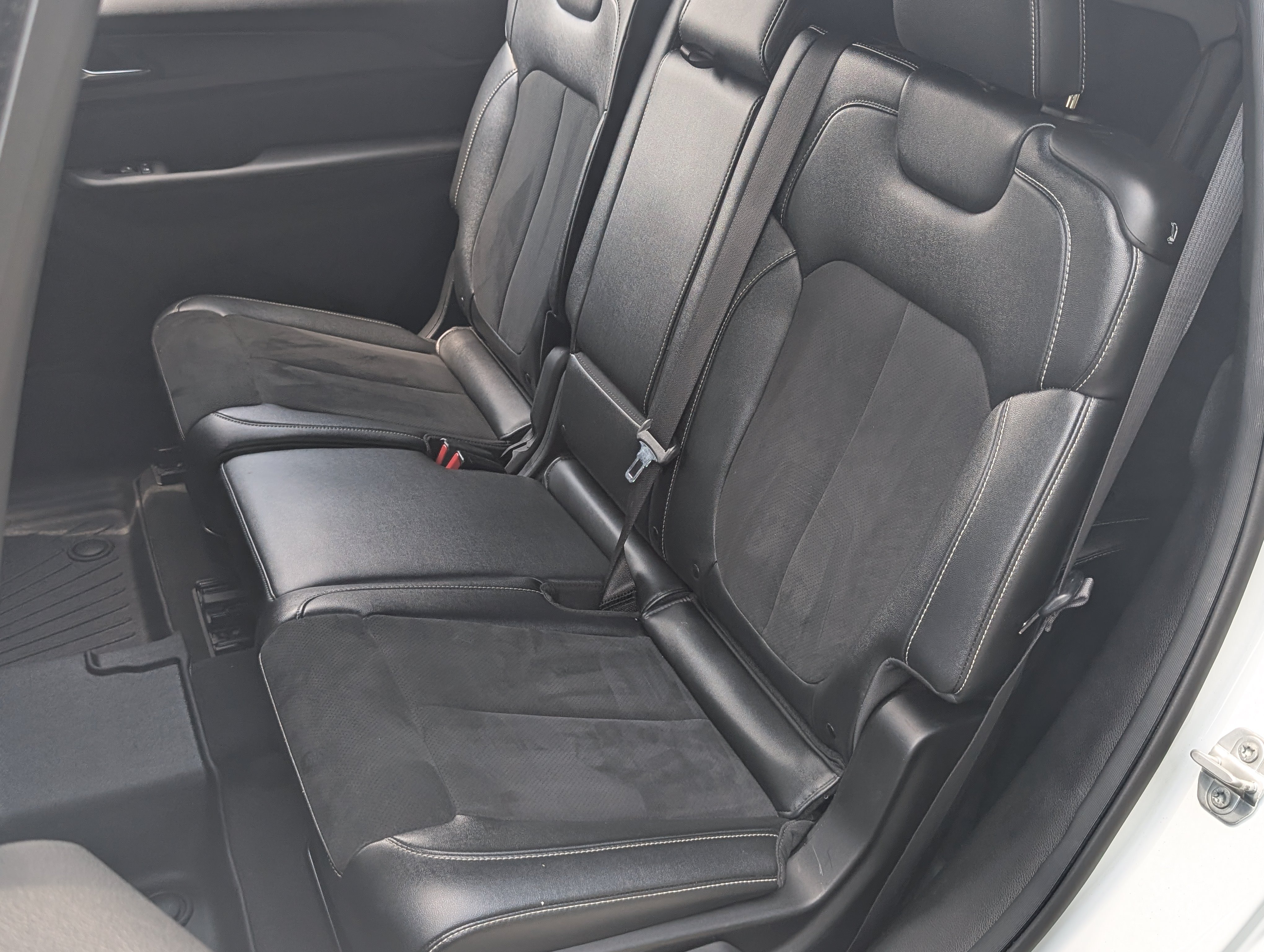 Used 2024 Jeep Grand Cherokee L Laredo AWD/4WD image 17