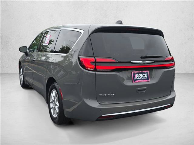 Used 2023 Chrysler Pacifica Touring-L FWD image 7
