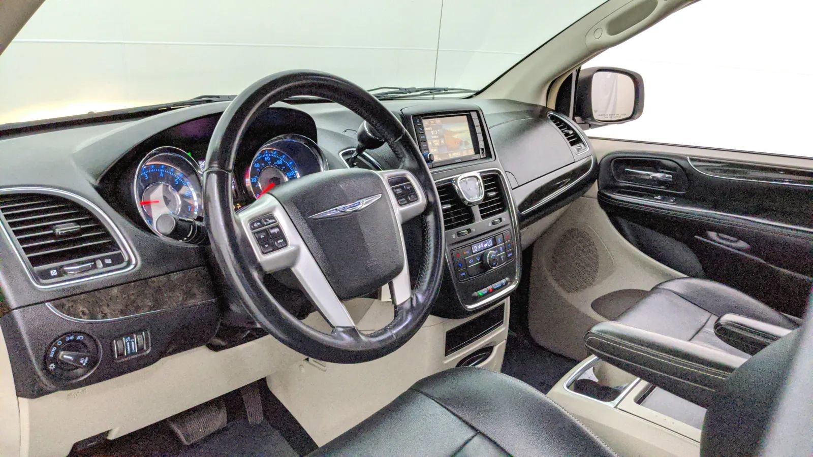 Used 2014 Chrysler Town & Country Touring image 14