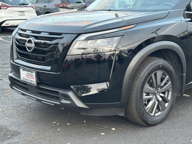 Certified 2023 Nissan Pathfinder SV w/ Black Appearance Package image 8