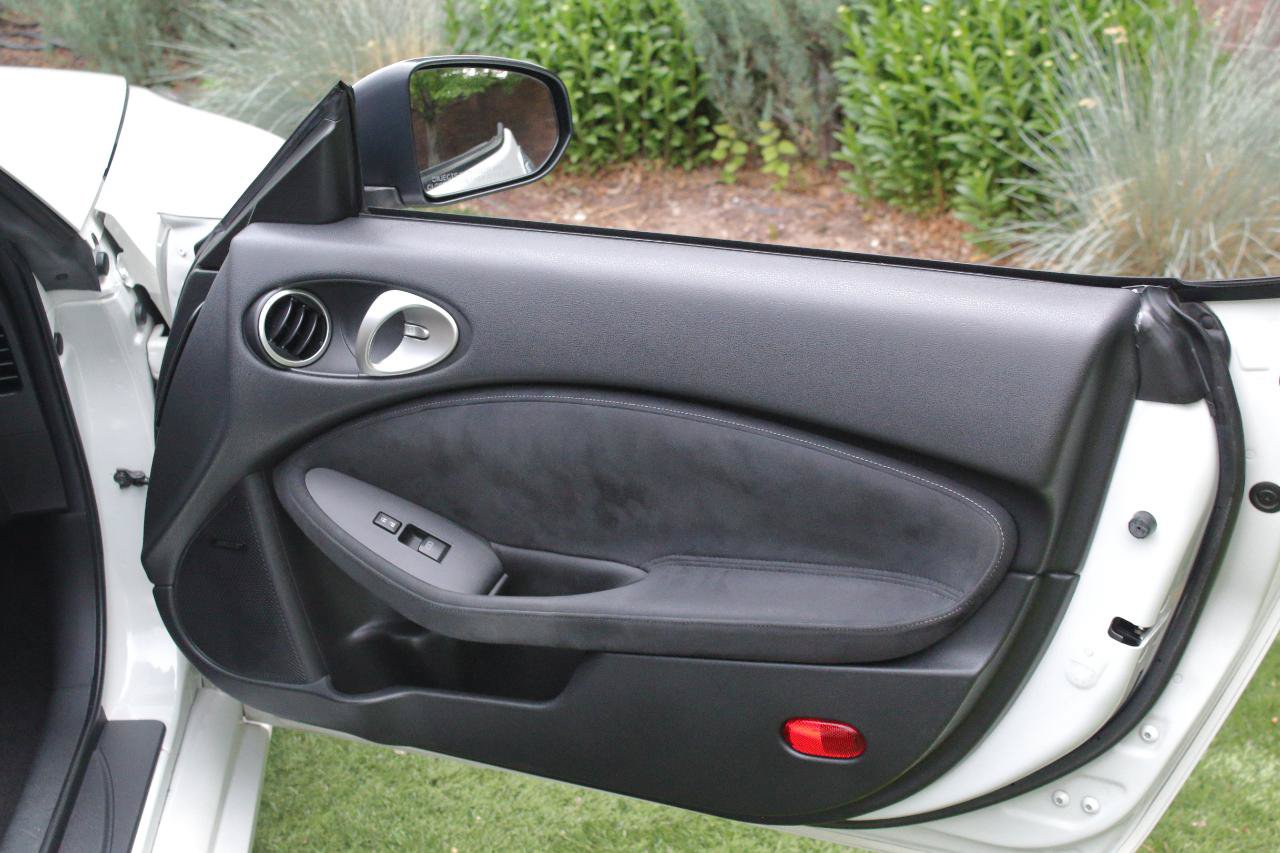 Used 2009 Nissan 370Z Touring RWD image 44