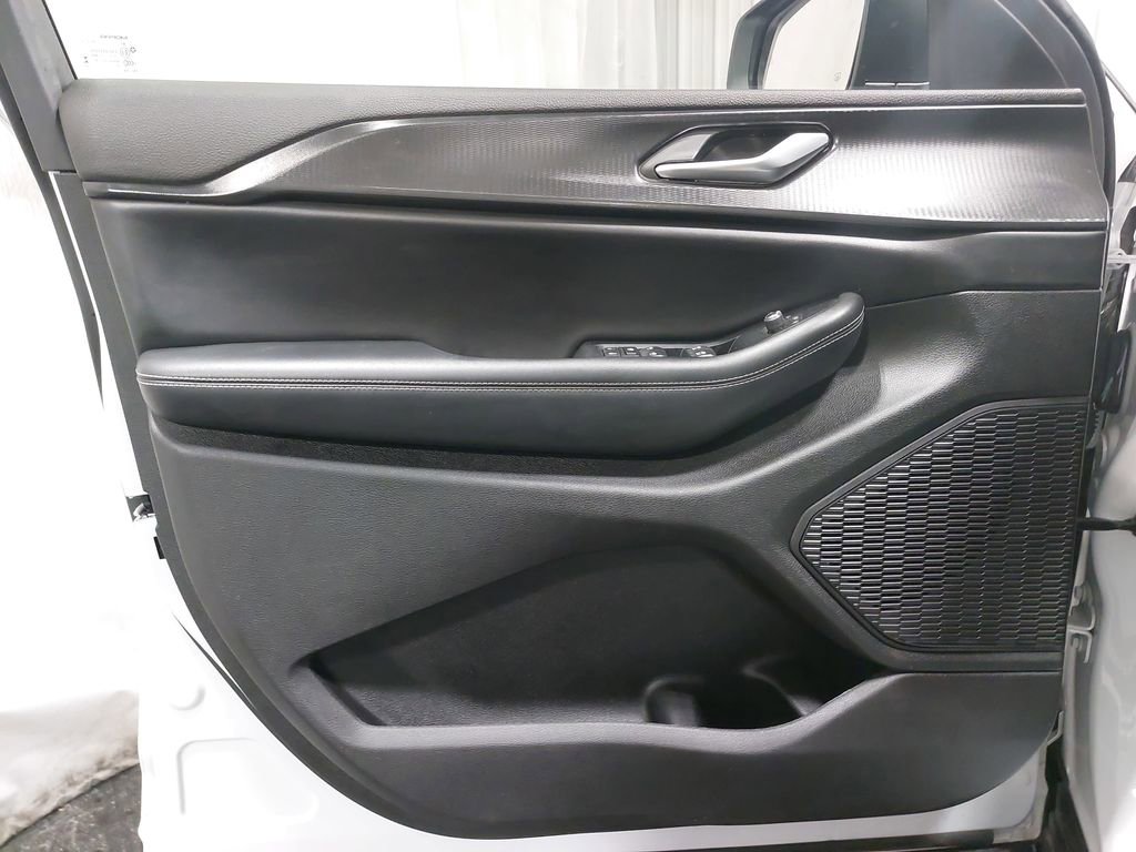 Used 2023 Jeep Grand Cherokee Laredo image 26