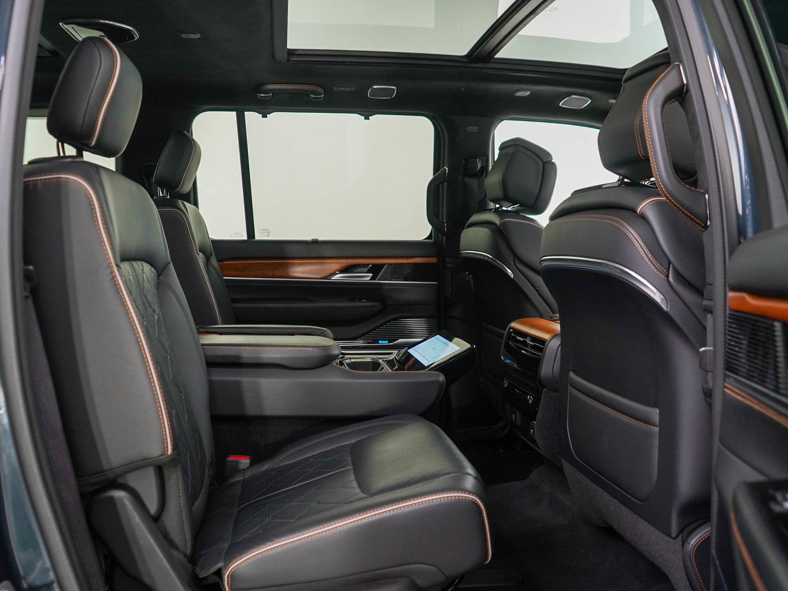 Used 2024 Jeep Grand Wagoneer L Series III image 12