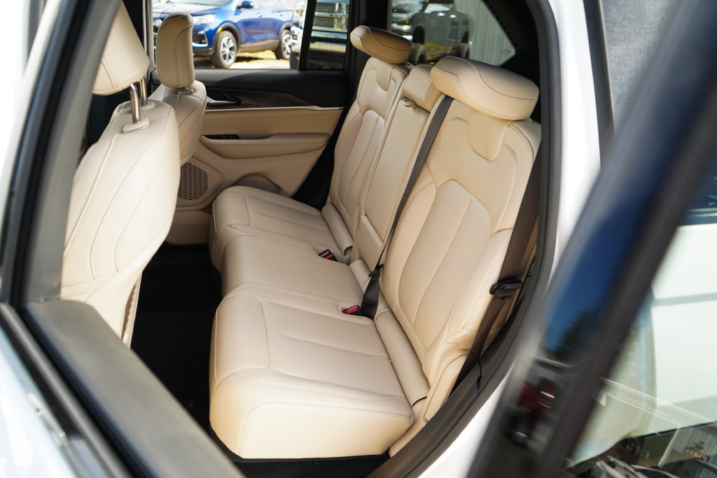 Used 2025 Jeep Grand Cherokee Limited AWD/4WD image 9