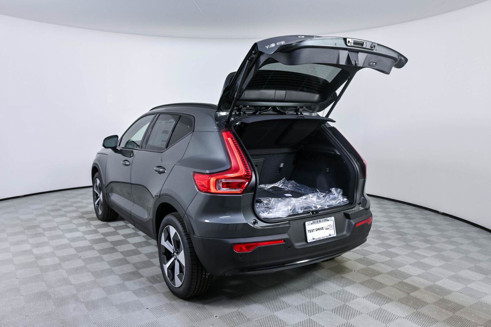 New 2026 Volvo XC40 B5 Plus w/ Climate Package AWD/4WD image 32