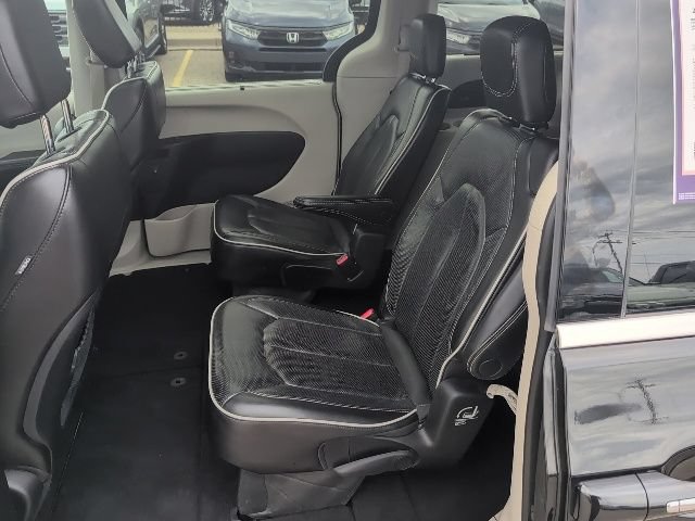 Used 2023 Chrysler Pacifica Limited FWD image 12