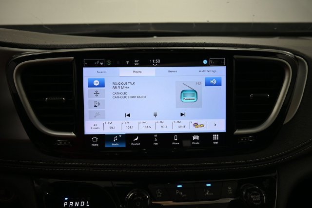Used 2025 Chrysler Pacifica Limited FWD image 22