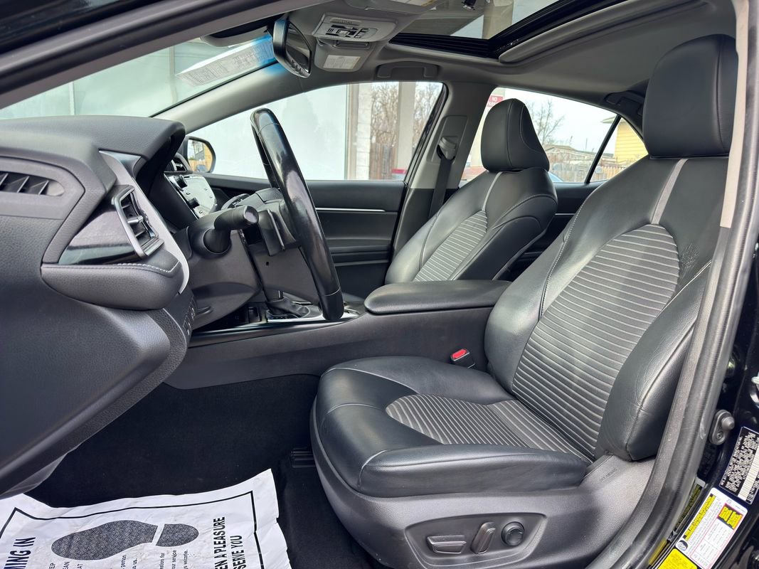 Used 2020 Toyota Camry SE w/ Sunroof Package image 15