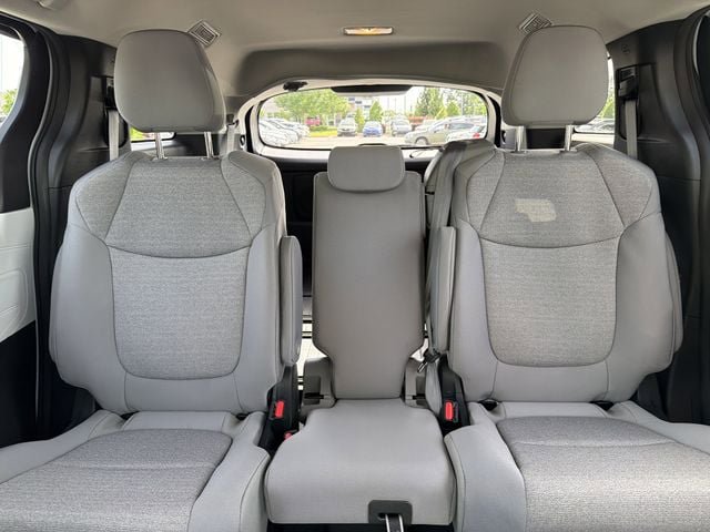 Used 2025 Toyota Sienna LE FWD image 30
