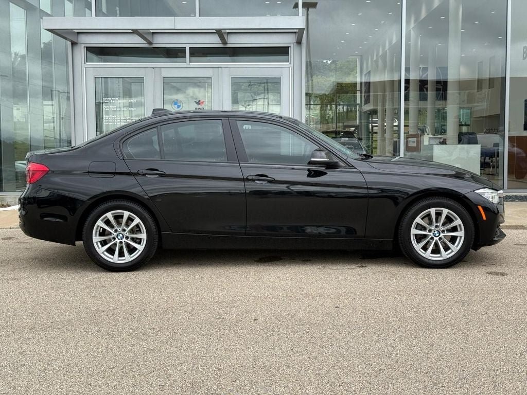 Used 2018 BMW 320i xDrive Sedan AWD/4WD image 2