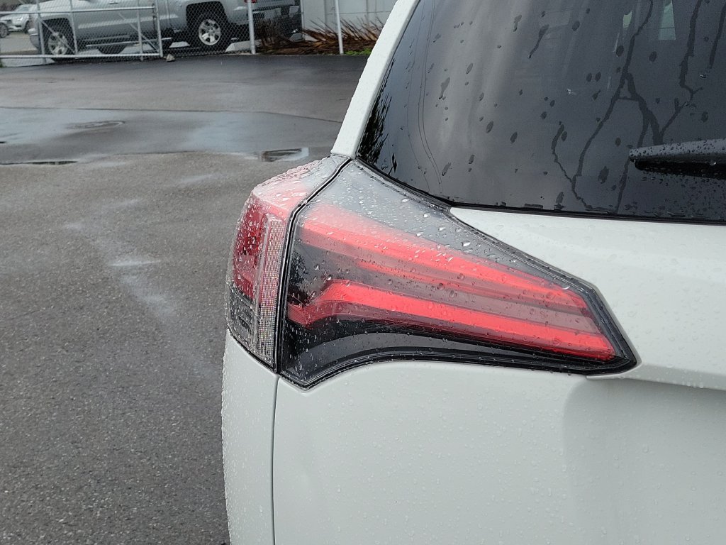 Used 2018 Toyota RAV4 LE FWD image 30
