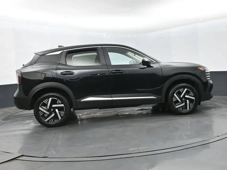 Used 2025 Nissan Kicks SV FWD image 4