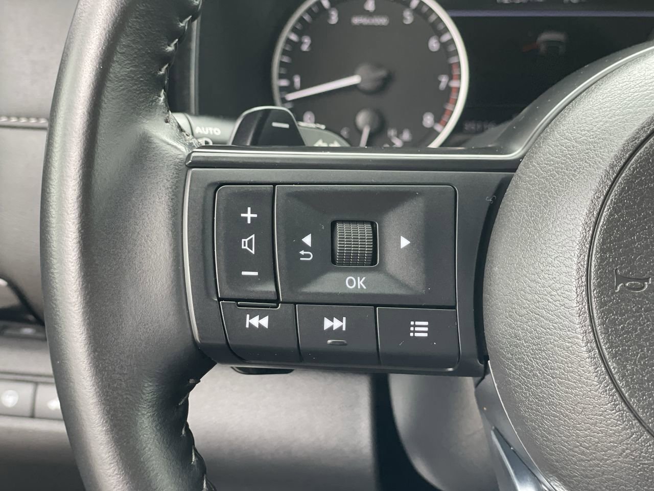 Used 2025 Nissan Pathfinder SV image 29