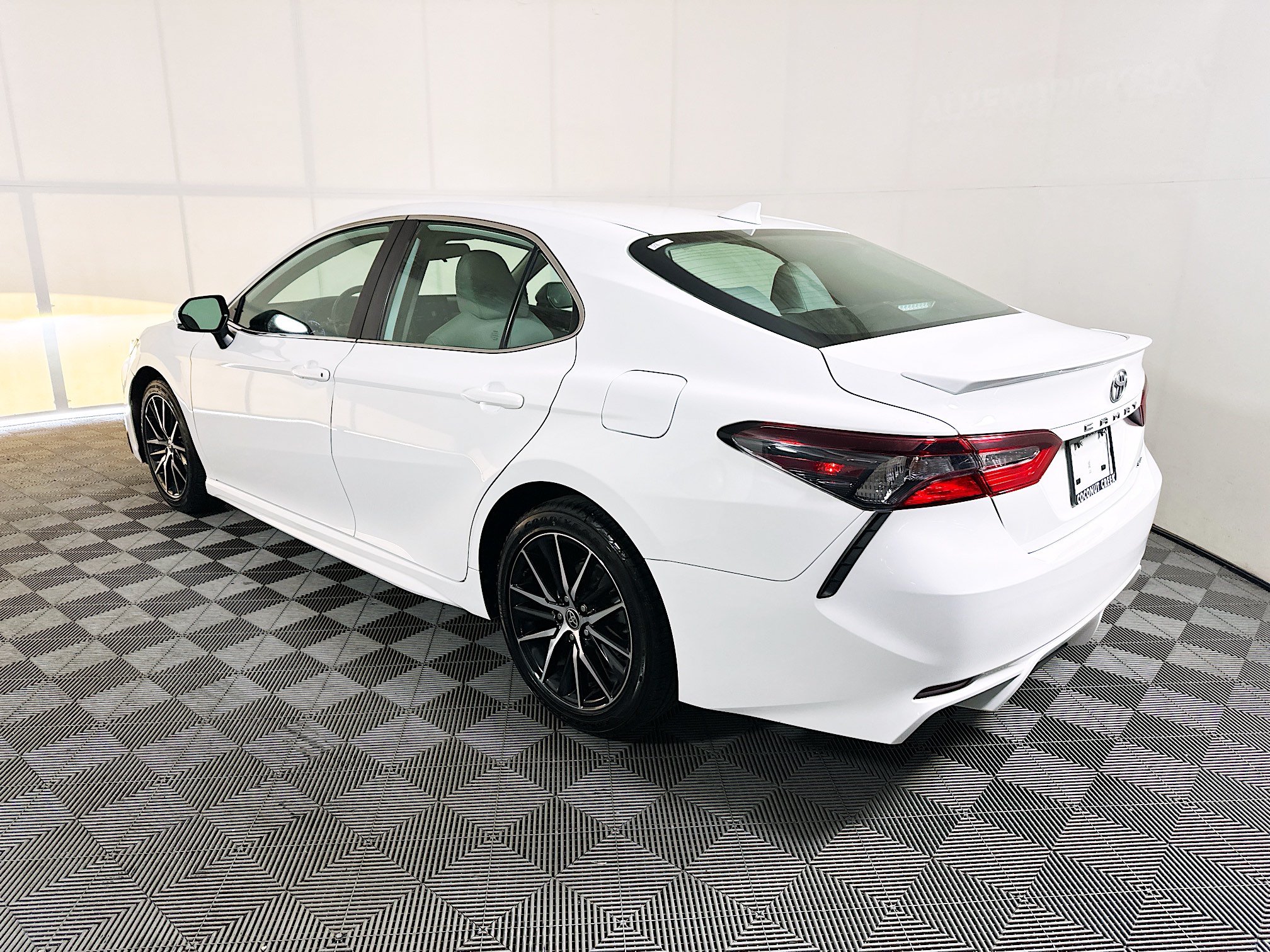 Used 2023 Toyota Camry SE FWD image 5