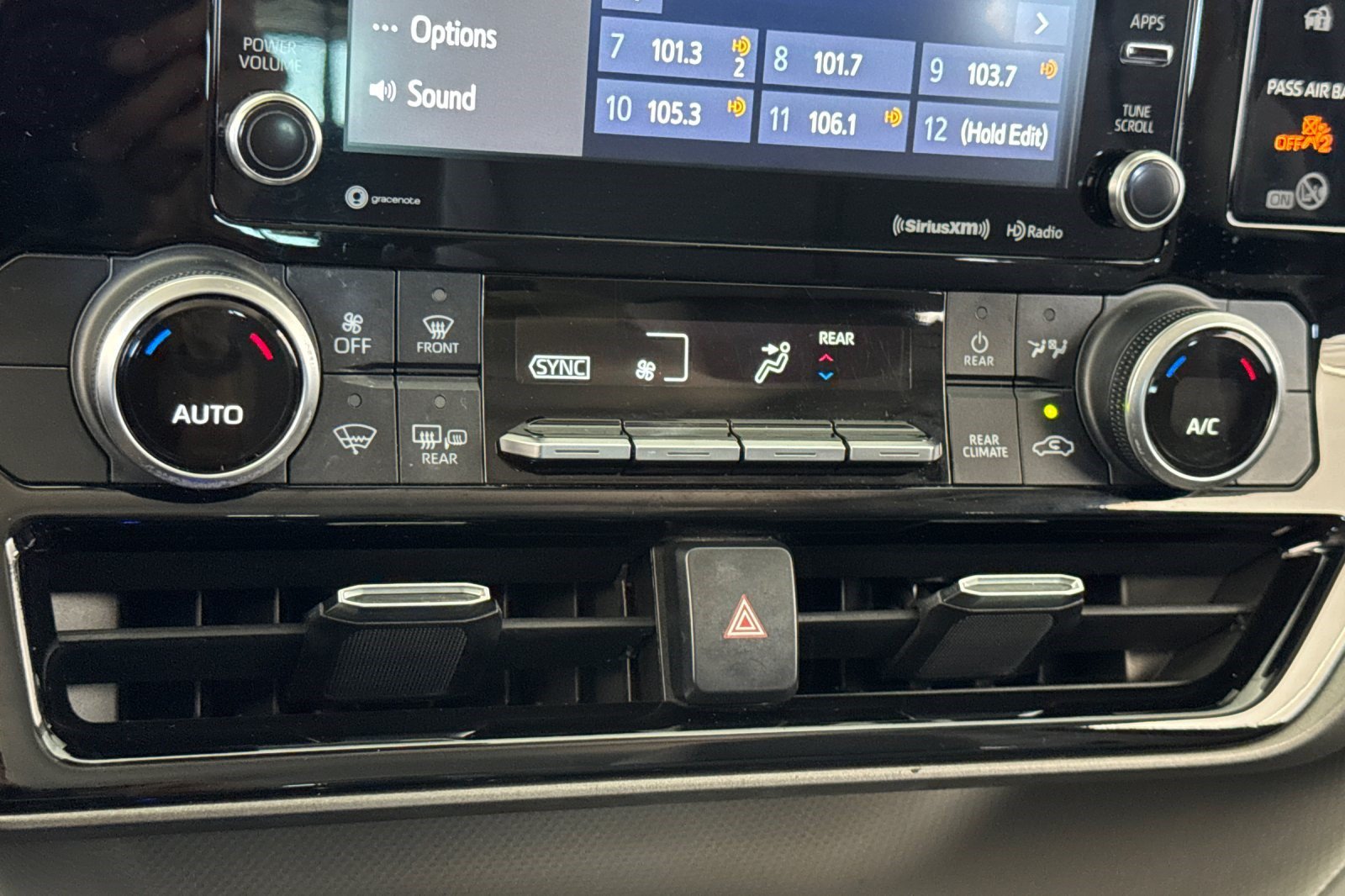 Used 2021 Toyota Highlander LE FWD image 18
