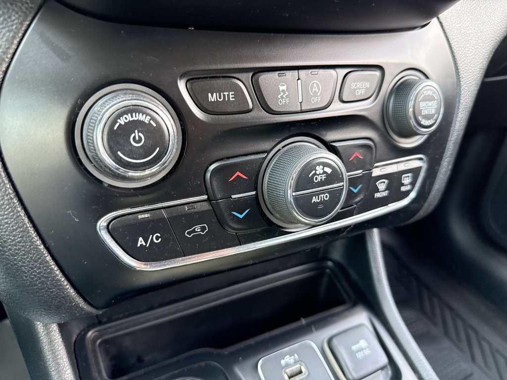Used 2019 Jeep Cherokee Limited AWD/4WD image 19