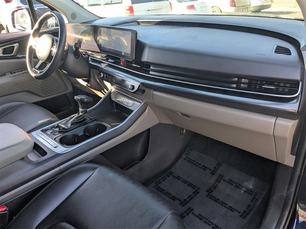 Used 2025 Kia Carnival image 32