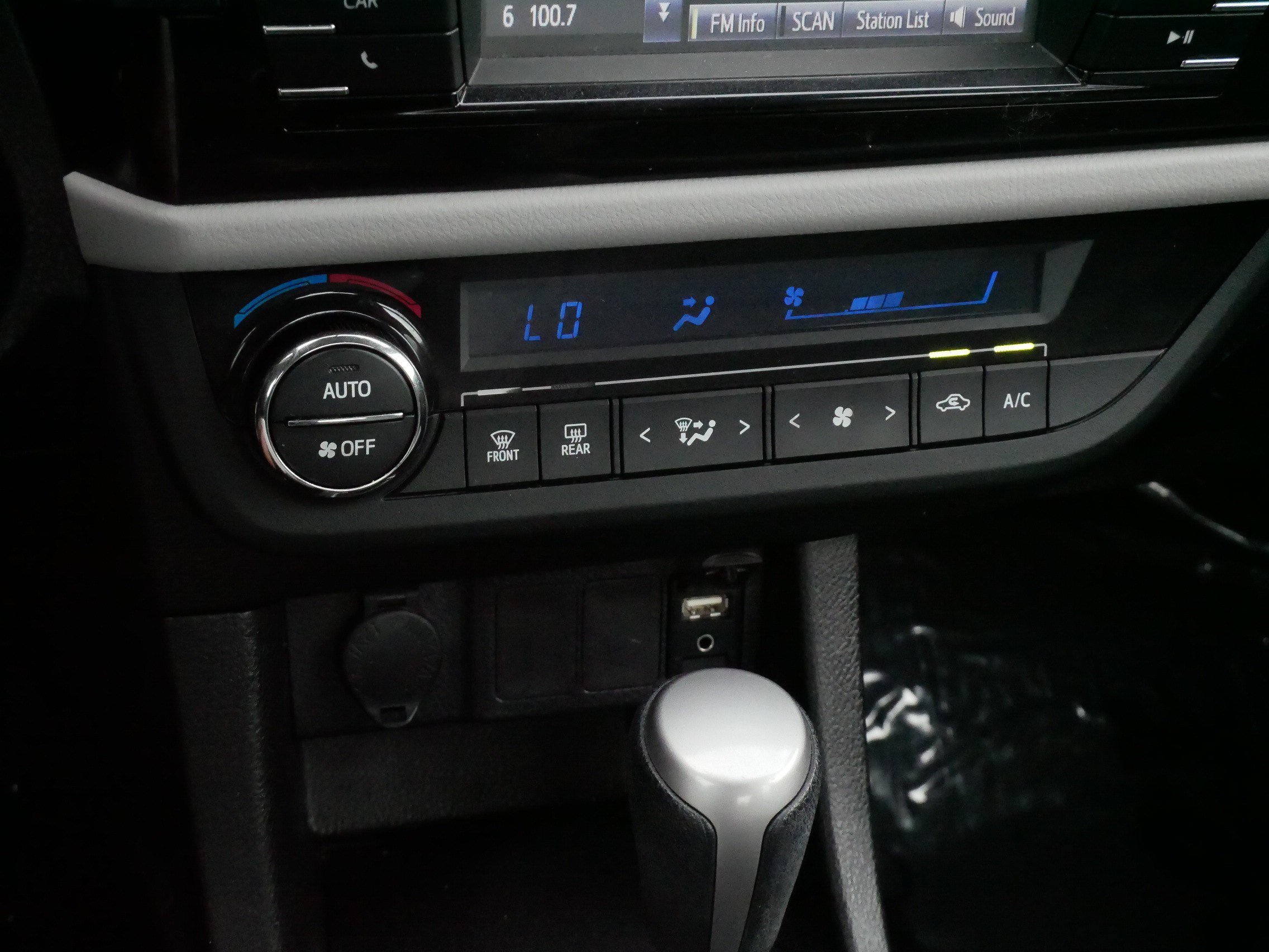 Used 2015 Toyota Corolla LE FWD image 23