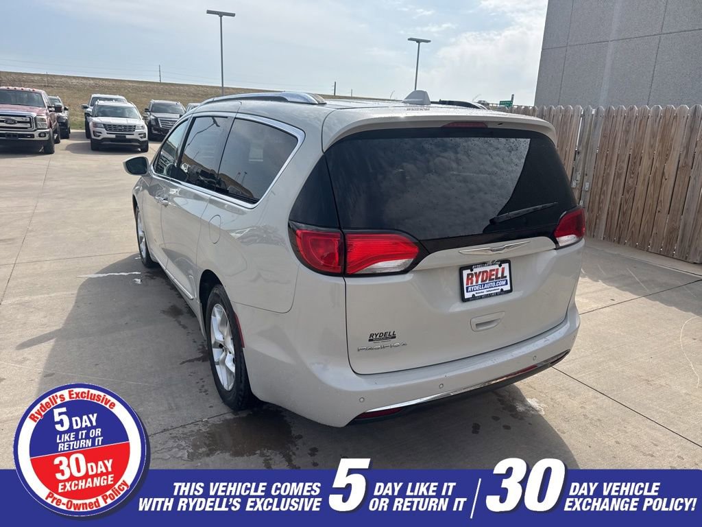 Used 2017 Chrysler Pacifica Touring-L Plus w/ Tire & Wheel Group image 7