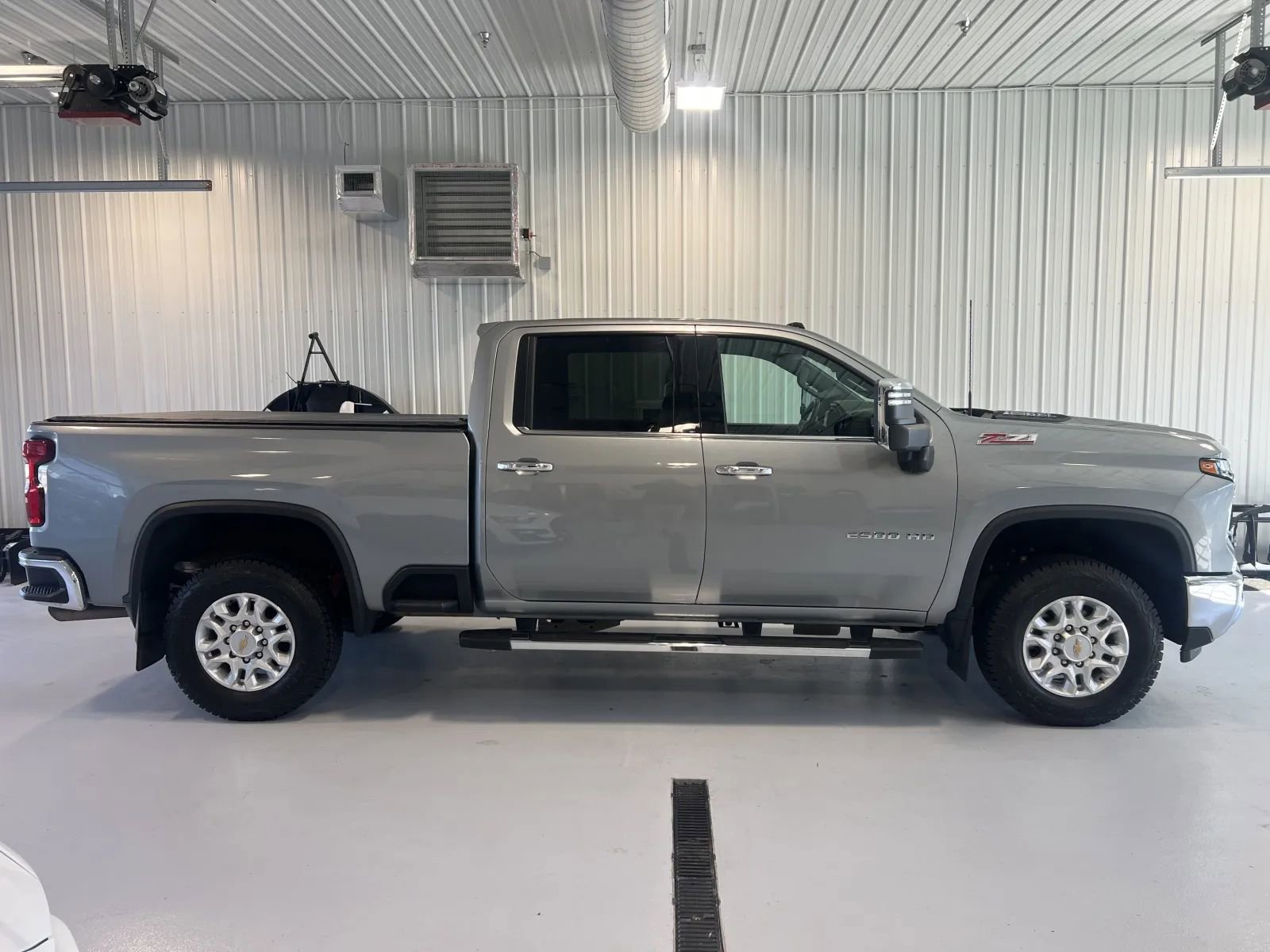 Used 2024 Chevrolet Silverado 2500 LTZ AWD/4WD image 2