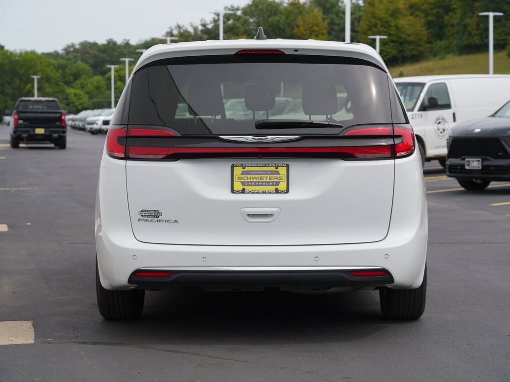 Used 2025 Chrysler Pacifica Select FWD image 4