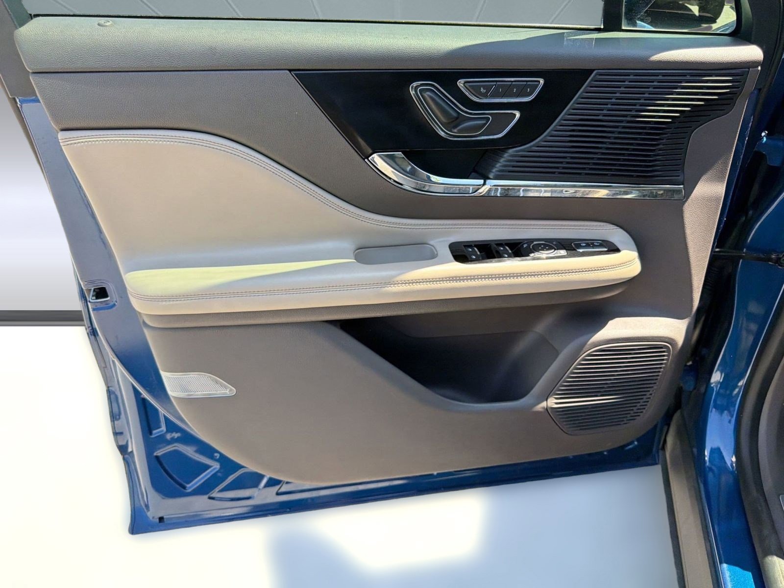 Used 2020 Lincoln Corsair FWD w/ Premium Package image 22