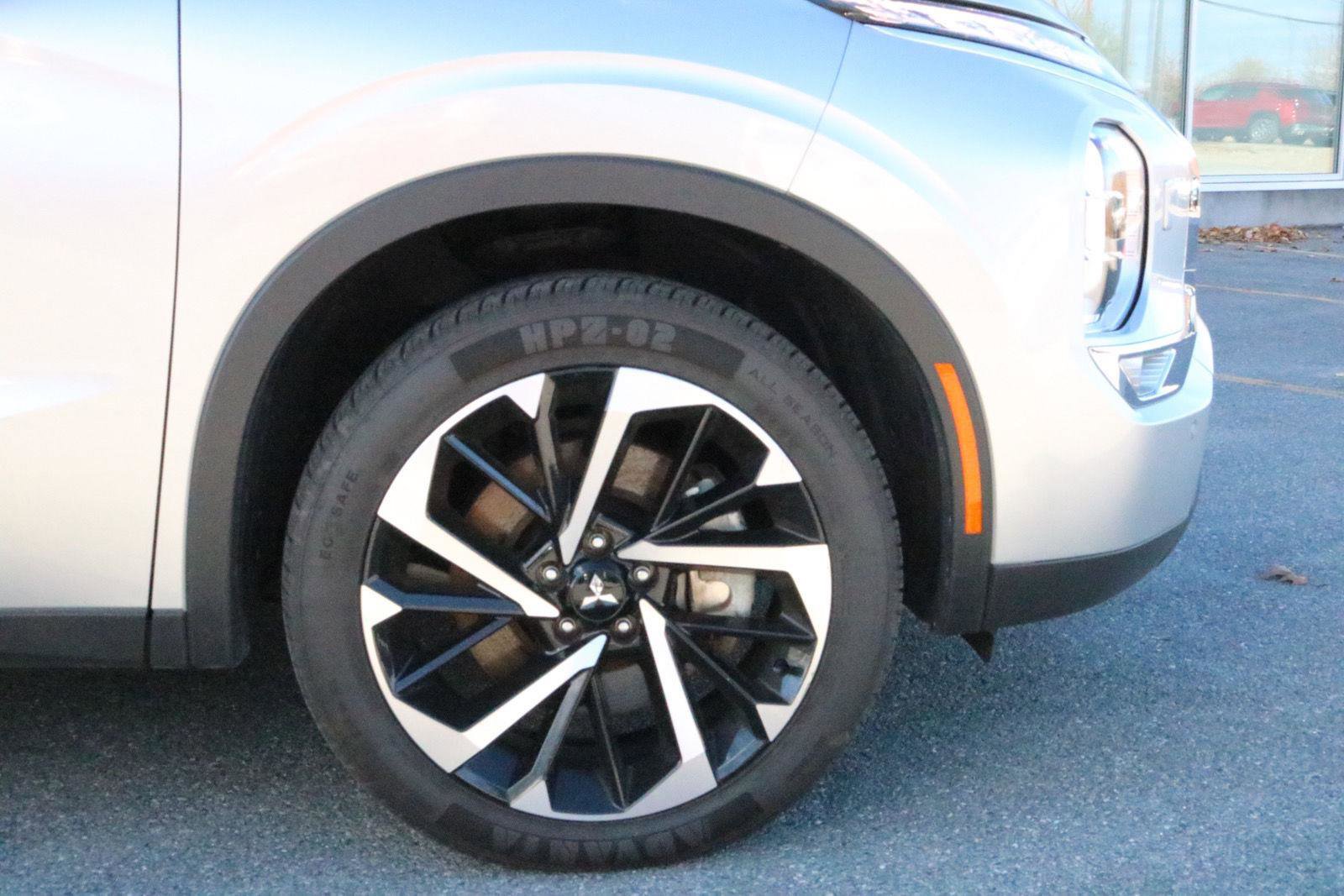 Used 2024 Mitsubishi Outlander SE image 12