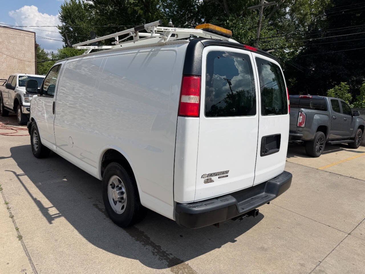 Used 2012 Chevrolet Express 2500 w/ Cold Climate Package RWD image 10