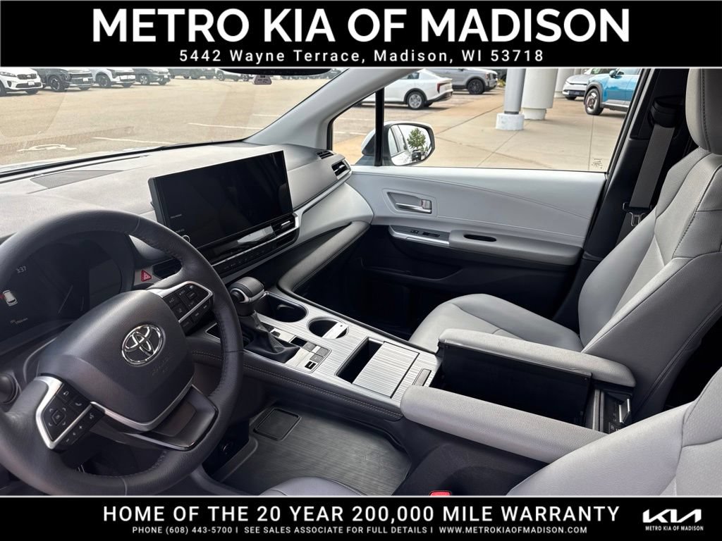 Used 2025 Toyota Sienna XLE AWD/4WD image 16