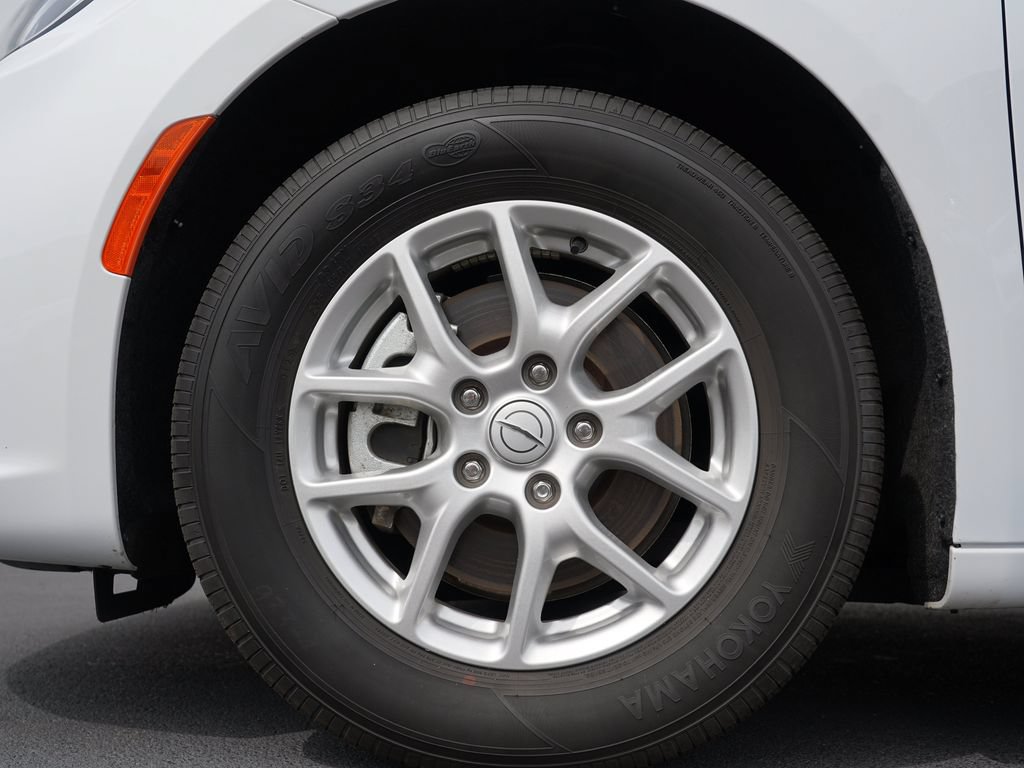 Used 2025 Chrysler Pacifica Select FWD image 33