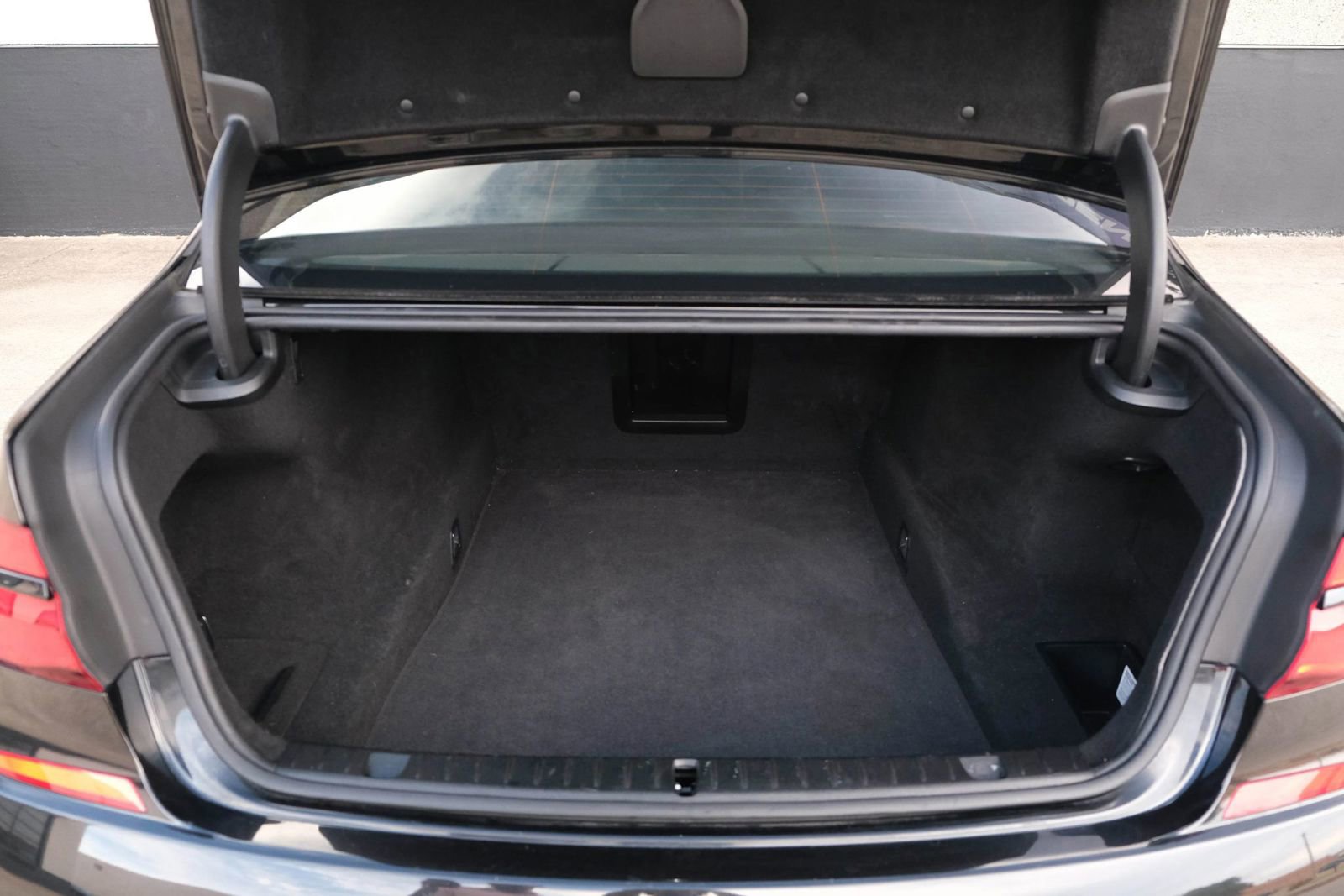 Used 2019 BMW 750i w/ M Sport Package image 24