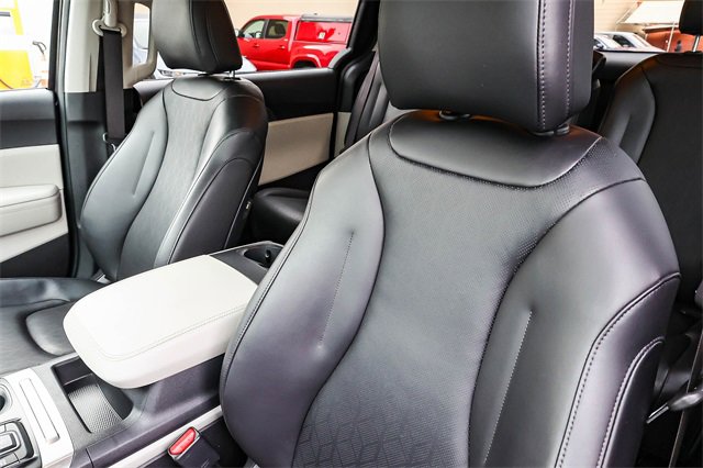 Used 2024 Kia Carnival LX image 28