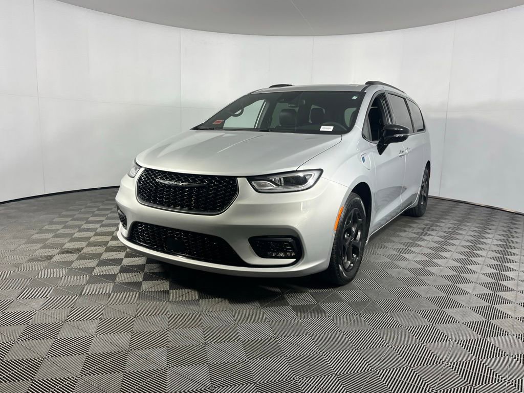 Used 2024 Chrysler Pacifica Premium image 3