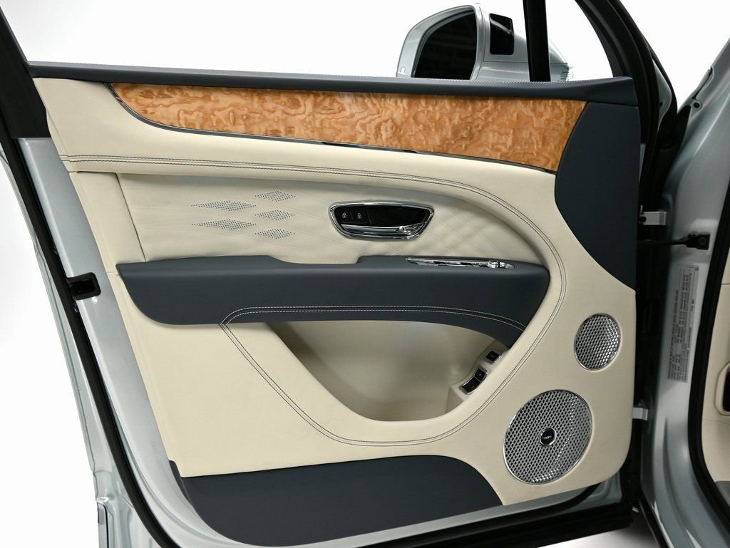 Used 2025 Bentley Bentayga Extended Wheelbase AWD/4WD image 20