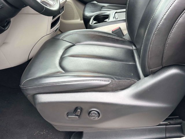 Used 2023 Chrysler Pacifica Touring-L FWD image 7