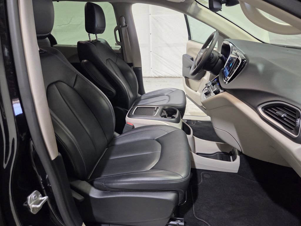 Certified 2024 Chrysler Pacifica Touring-L image 11