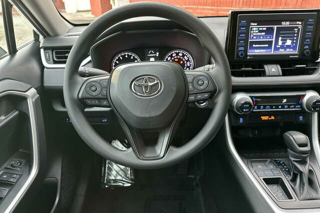 Used 2022 Toyota RAV4 XLE image 17