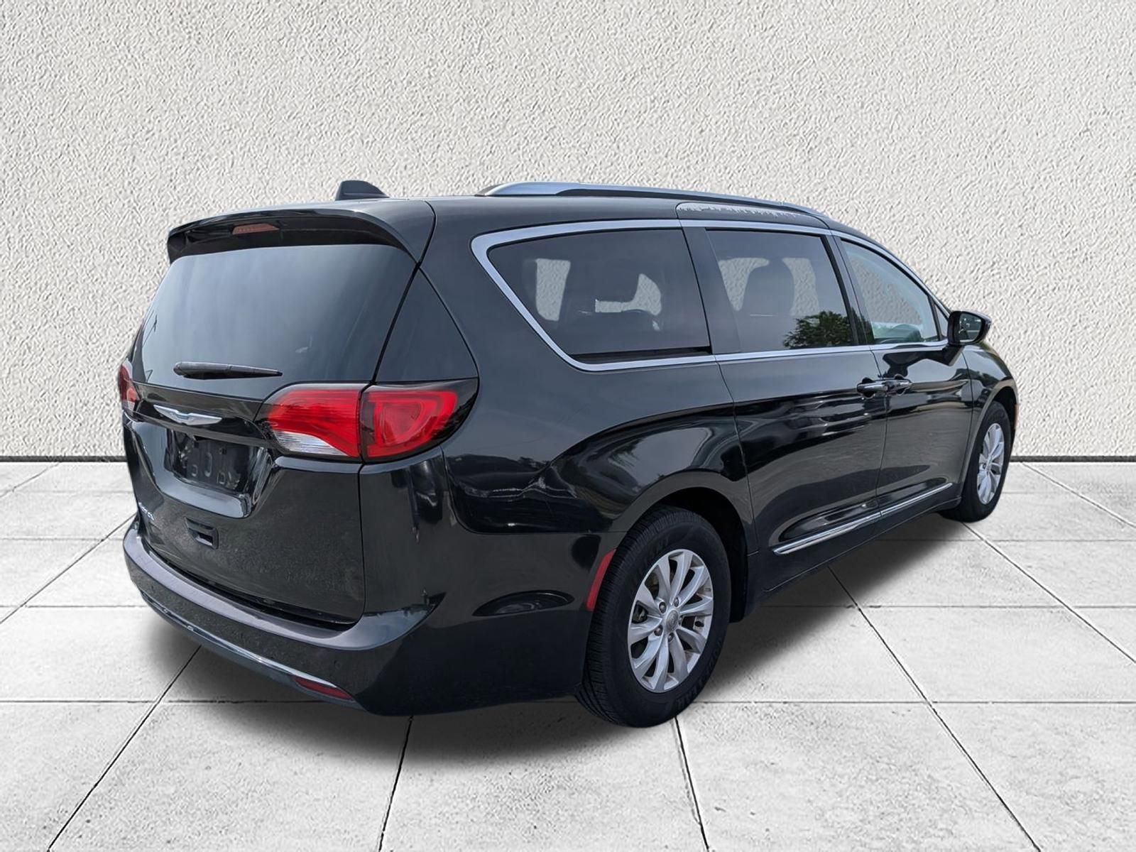 Used 2019 Chrysler Pacifica Touring-L FWD image 3