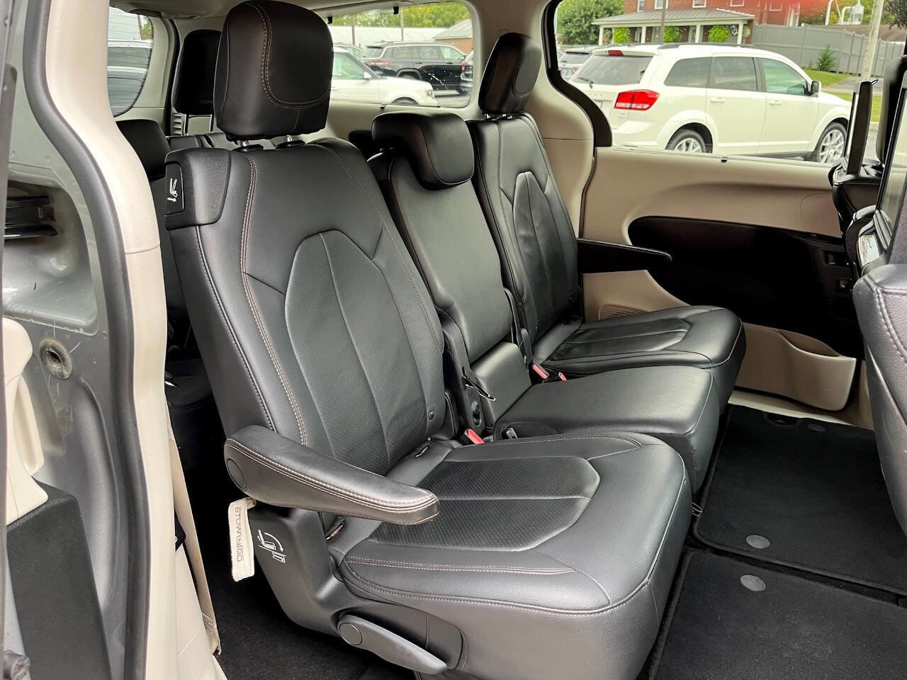 Used 2017 Chrysler Pacifica Touring-L Plus w/ Advanced Safetytec Group image 11