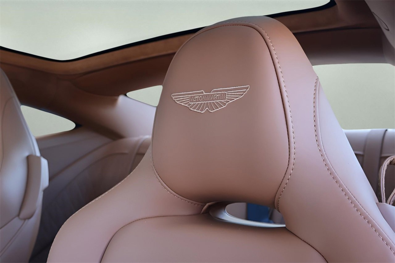 Used 2025 Aston Martin DB12 Coupe image 15