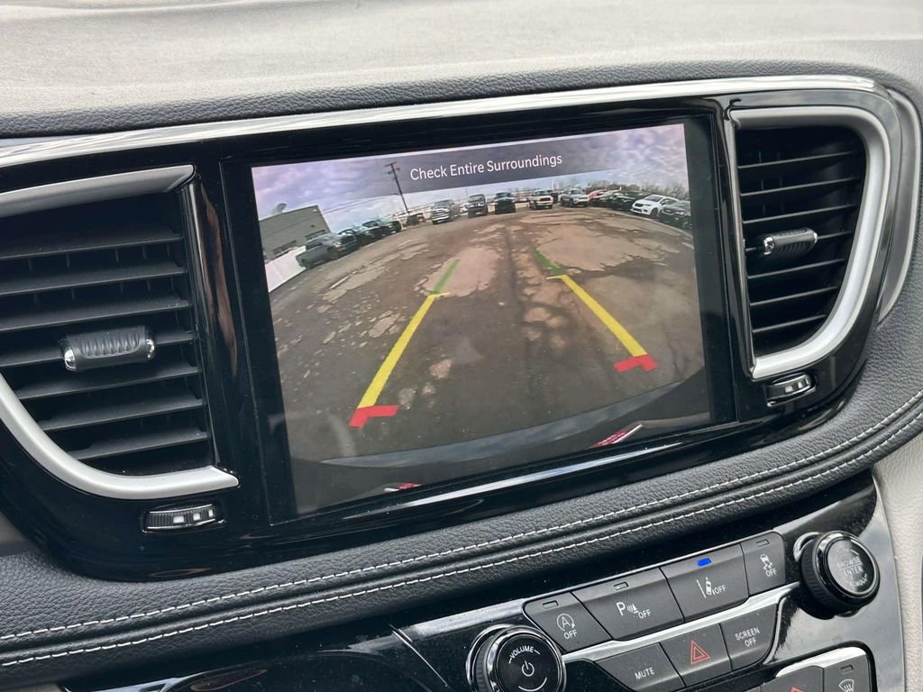 Used 2023 Chrysler Pacifica Touring-L image 25