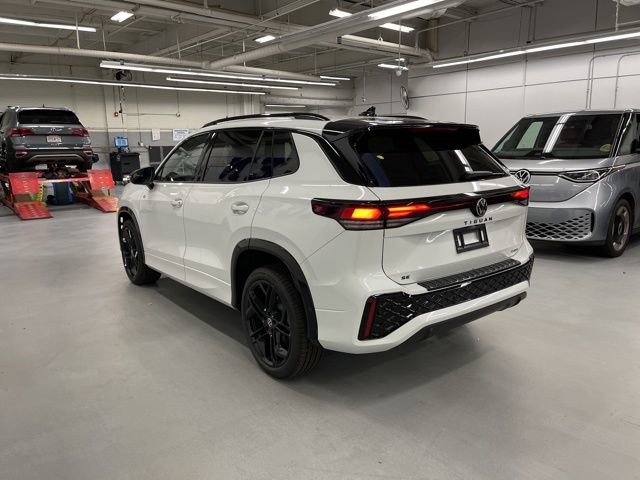 New 2026 Volkswagen Tiguan SE R-Line image 2