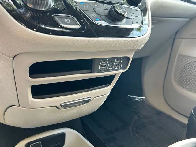 Certified 2024 Chrysler Pacifica Touring-L FWD image 21