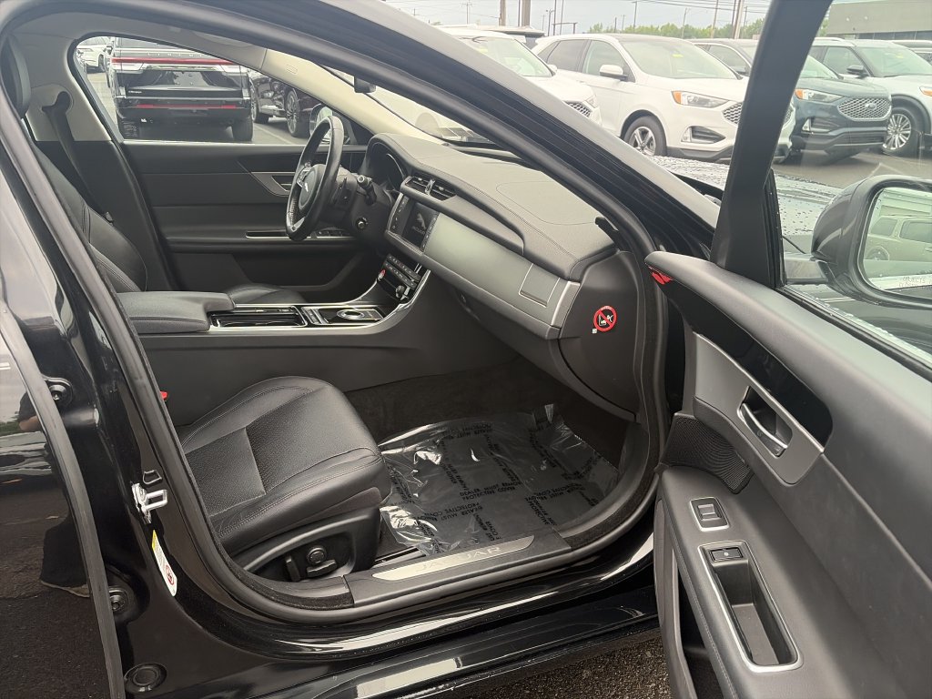 Used 2017 Jaguar XF Prestige AWD/4WD image 18